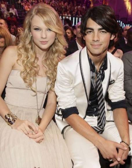 En 2008 Joe Jonas fue el encargado de romperle el corazón a Taylor Swift con una llamada de teléfono, experiencia que le valió a la artista para componer la canción Forever and Always.<br/>