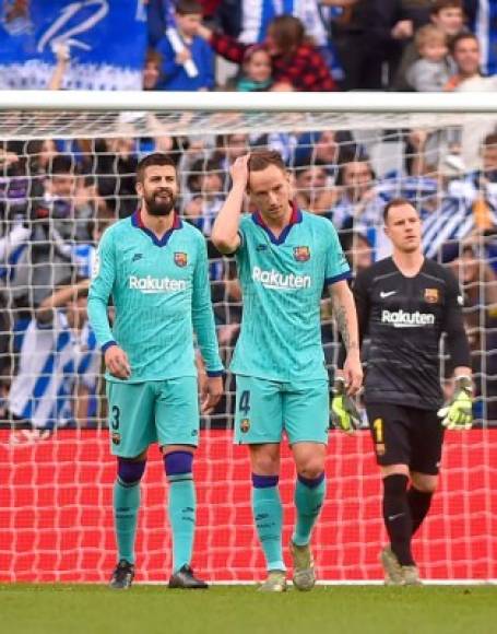 Ivan Rakitic y Gerard Piqué se lamentan tras el gol de Mikel Oyarzabal.