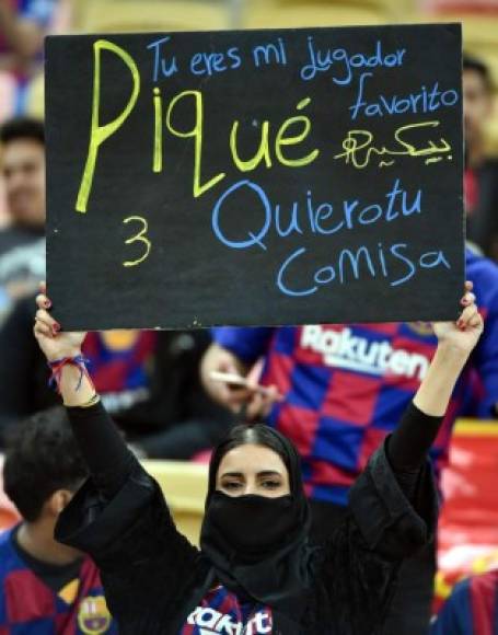 Esta aficionada árabe con una pancarta pidiendo la camiseta de Gerard Piqué.