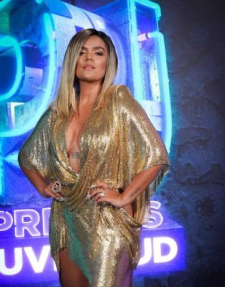 Karol G lució un sensual traje dorado a juego con su cabello.