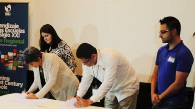 Ministro Escoto y las autoridades de Cepudo durante la firma del convenio. Foto: Cristina Santos