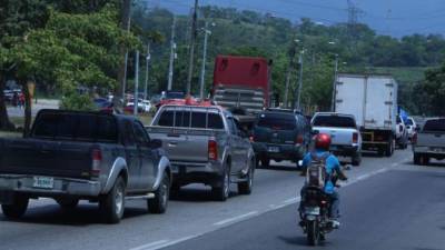 Carros y motos circulan por una de las calles de la ciudad. Foto: Melvin Cubas.