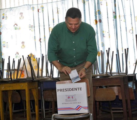 Selfies y 'exceso de amor' en atípicas elecciones en Costa Rica
