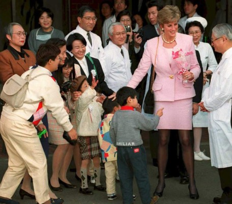 (FILES) This file picture taken 06 February 1995 in Tokyo shows Britain's Princess Diana (2ndR) greeted by well-wishers after a visit to the National Children's Hospital. Ten years after her death in a Paris tunnel on 31 August 1997, Princess Diana shows no sign of retreating into the shadows -- her most enduring legacy the ability, even now, to engage, capture and divide public opinion. AFP PHOTO/FILES/KAZUHIRO NOGI TO GO WITH AFP STORY / PACKAGE BRITAIN-ROYALS-DIANA-10YEARS / GB-ROYAUTE-DIANA-10ANS