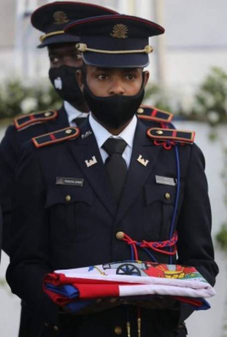 Representantes de delegaciones extranjeras, del cuerpo diplomático y miembros del gobierno se turnaron para ofrecerle el pésame, en un funeral abierto que podía ser visto por los dolientes desde grandes pantallas desplegadas alrededor.