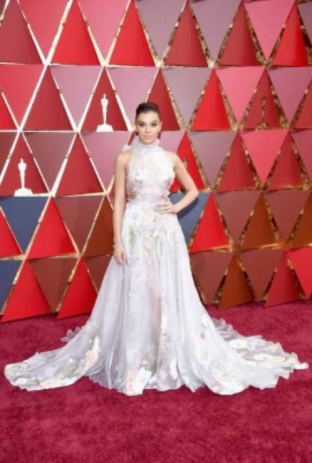 El vestido de Hailee Steinfeld recibió elogios por parte de los presentadores que transmiten la alfombra.