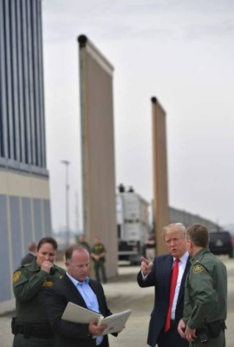 'El presidente está muy aferrado a la seguridad de nuestro país y tiene la convicción de que el muro es un elemento importante de esta última', dijo su portavoz Sarah Sanders, previo a la partida desde Washington.