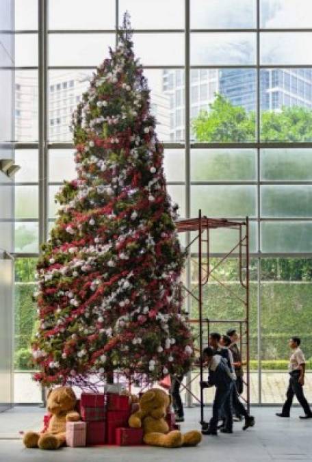 Gigantescos árboles navideños decoran los centros comerciales de Yakarta, Indonesia.