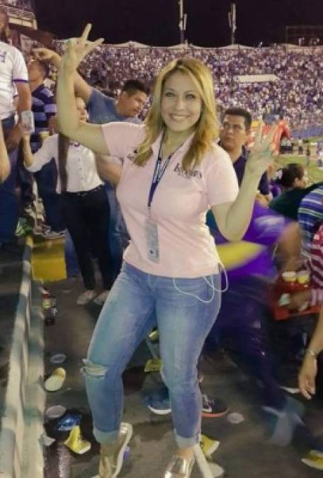 Gaby además es una chica que se deja querer por sus seguidores. En el estadio Olímpico apoyando a la H.