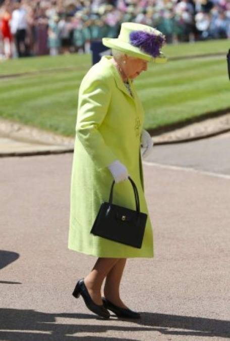 La reina solo cumple con un código de vestuario, las normas de su vestido se deben a que ella debe figurar entre todos. / AFP PHOTO / POOL / Gareth Fuller