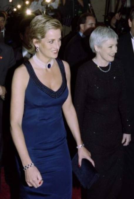 Después de su separación del príncipe Carlos en 1992, la princesa Diana de Gales optó por la osadía y los vestidos más cortos y ceñidos, como el que lució en 1997 en una subasta de caridad, y que integra también la muestra.