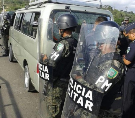 Militares disparan contra un microbús en Tegucigalpa