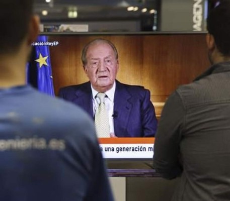 El rey Juan Carlos de España abdica a favor del príncipe Felipe