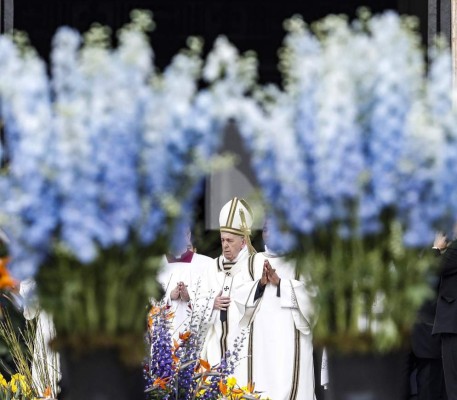 Vatican City (Vatican City State (holy See)), 21/04/2019.- Pope Francis celebrates the Easter mass in Saint Peter's square at the Vatican City, 21 April 2019. Easter is celebrated around the world by Christians to mark the resurrection of Jesus from the dead and the foundation of the Christian faith. (Papa) EFE/EPA/GIUSEPPE LAMI