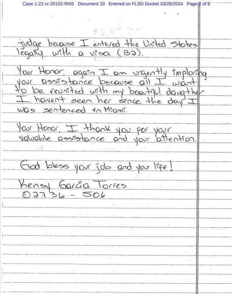 “Humildemente, acudo ante usted, suplicándole su ayuda. Mi nombre es Kensy García Torres y actualmente estoy en la prisión de mujeres de Aliceville en Alabama. Me sentenciaron a 37 meses. Al día de hoy, ya llevo encarcelada un total de 24 meses”, señala Kensy Torres en su carta.