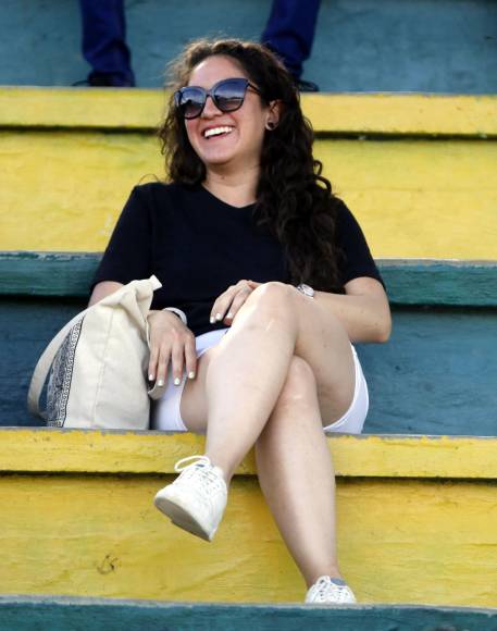 La guapa chica estuvo muy sonriente en las gradas del estadio Humberto Micheletti de El Progreso.
