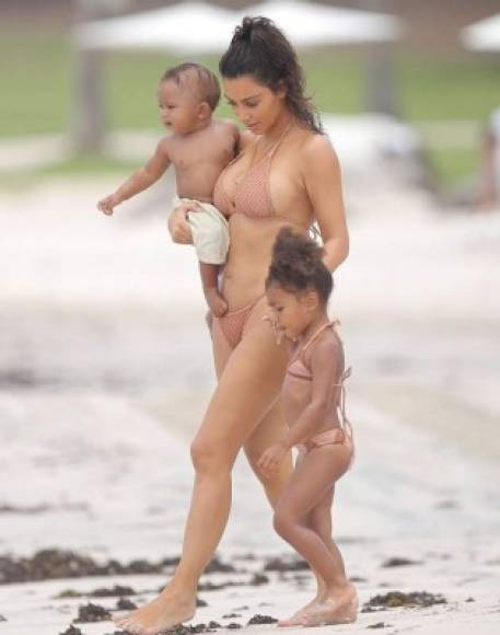 Kim durante un paseo familiar en la playa, acompañada por su hija de tres años North y su hijo de ocho meses Saint en Punta Mita, México.
