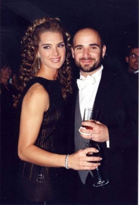 Andre Agassi - Antes de que su feliz relación con Steffi Graff comenzara en el año 2001, el extenista estadounidense estuvo casado de 1997 a 1999 con la famosa actriz Brooke Shields. Tras tres años de relación y dos de matrimonio, sin acuerdo de prenupcial, se separaron en un divorcio cuyas cantidades siguen siendo un secreto, pero entre rumores de 'millones de dólares'.