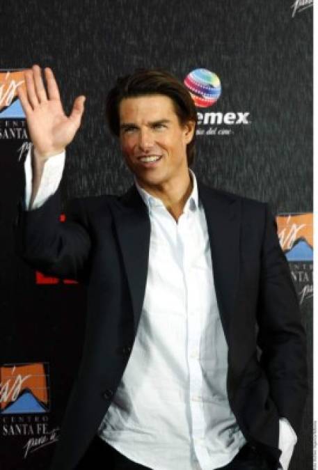 El actor Tom Cruise también luce un rostro joven y lozano gracias a la mascarilla de excremento de pájaro. El sistema para lograr la mezcla adecuada es importado de Japón y el resultado es una piel tersa, nutrida y libre de toxinas.