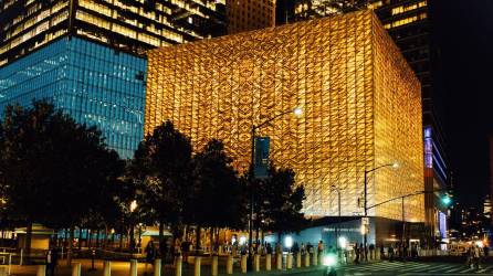 El mármol blanco del Centro Perelman para las Artes Escénicas se torna ámbar cuando se ilumina.