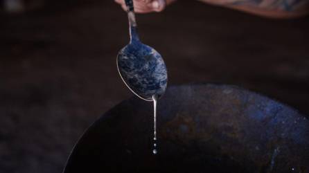 El mercurio líquido, usado con frecuencia para extraer oro del lodo, tiene mucho de perjudicar a la población de Surinam.