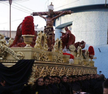 Fervor en procesión del Santo Entierro