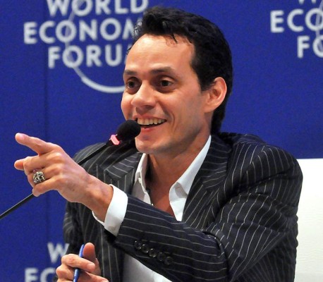 Marc Anthony cambia el reto del cubo de agua por hacer flexiones