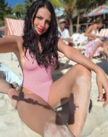 Gabriela Ordoñez<br/><br/>La conductora de Canal 11 disfrutó del sol en las playas de Puerto Cortés.