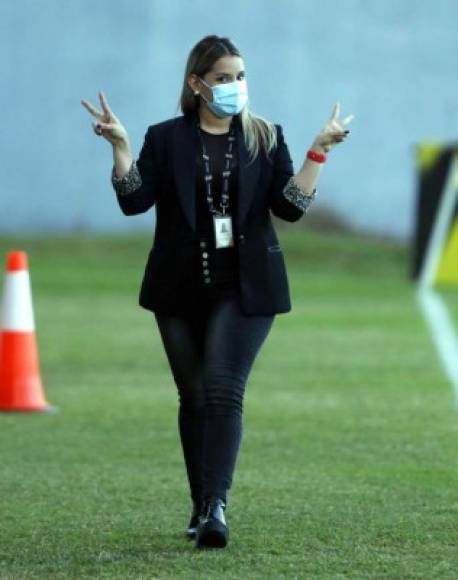 La bella presentadora de Televicentro, Tanya Rodríguez, saludando el lente de Grupo Opsa en el estadio Morazán.