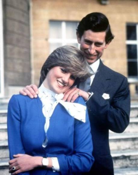 Se estuvieron viendo durante un año, en el cual ella conoció a la familia de él, hasta que el día anhelado llegó: el 3 de febrero de 1981 Carlos pidió a Diana su mano. La pareja lo hizo público hasta el 24 de febrero, durante una entrevista.
