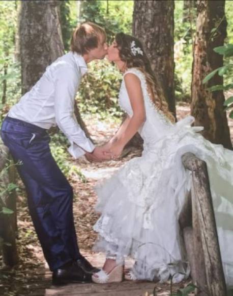 Actualmente, Rakitic y Mauri tienen dos hijas pequeñas y contrajeron matrimonio en junio de 2015. El volante vivió su boda como un cuento de hadas.<br/>