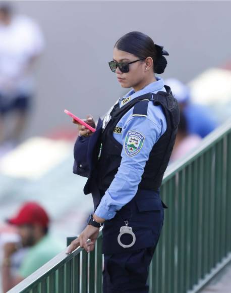 ¿Quién es? La mujer policía que cautivó en el estadio Yankel Rosenthal mientras daba seguridad en las graderías.