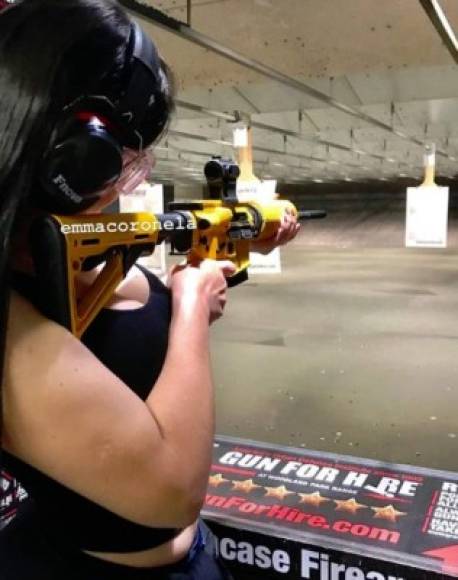 Una de estas imágenes, muestra una mujer exhuberante, de espaldas a la cámara practicando tiro.