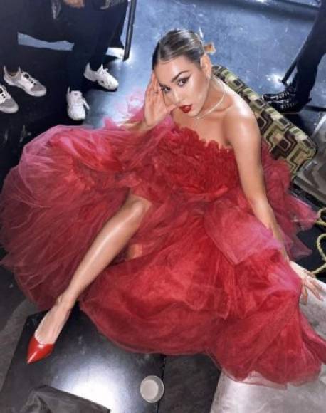 Danna Paola subió la fotografía de su vestido de la última gala a Instagram y causó locura entre sus millones de seguidores, quienes la llenaron de piropos.