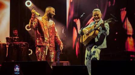 Los cantantes Manuel Turizo y Alejandro Sanz.