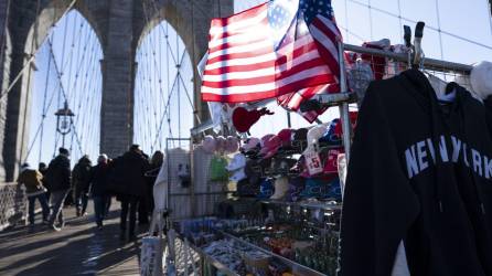 Hasta hace poco, veintenas de vendedores de souvenirs habían convertido el Puente de Brooklyn en un mall sobre el East River.