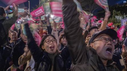 Lai Ching-te, quien ganó la Presidencia de Taiwán, atrajo ávidos seguidores en su campaña. Celebrando su victoria.