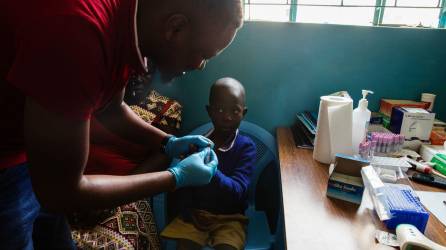 Tomando una muestra de sangre de Emmanuel Amyorit, de 7 años, en una clínica en Busia, Kenia, para detectar malaria.