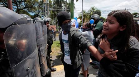 Manifestantes se enfrentan a policías en Managua en el 2018. Oposición al Gobierno llevó a cientos de personas a prisión.