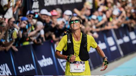 Courtney Dauwalter ganando el Ultra Trail du Mont-Blanc el 1 de septiembre, su tercera carrera de 160 kilómetros en un solo verano.