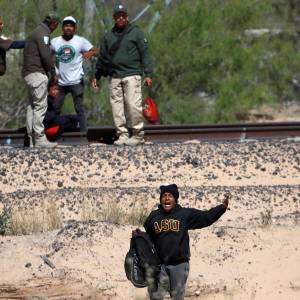 Migrantes denuncian operativos “inhumanos” en el desierto del norte de México