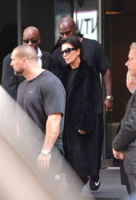 Su madre Kris Jenner al llegar a New York se mostró un poco tensa y dio señales que todo estaba bien.