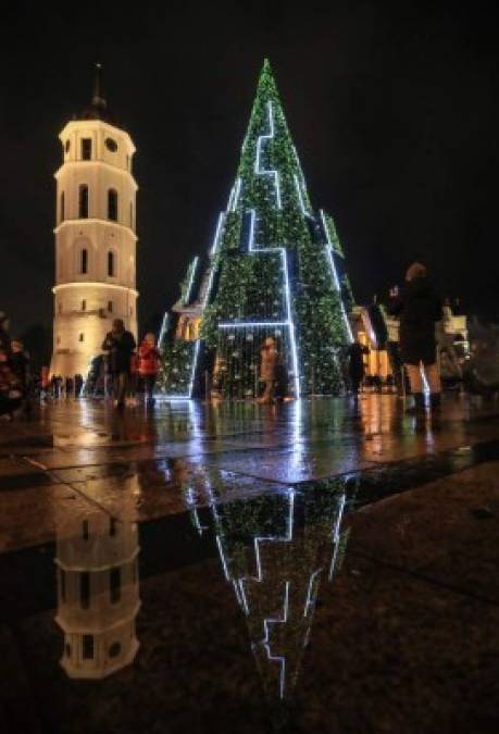 Las luces navideñas buscan levantar los ánimos de las ciudades golpeadas por el letal virus.