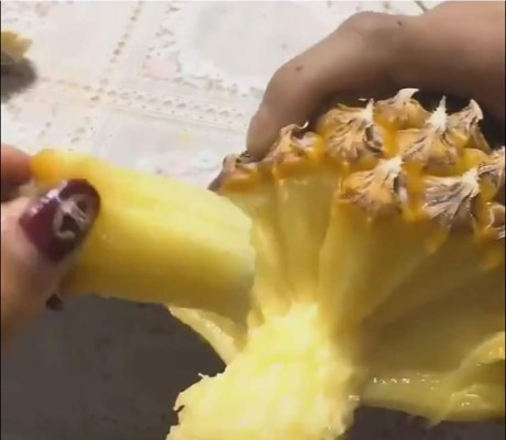 La verdad detrás del video viral de cómo se debe comer piña