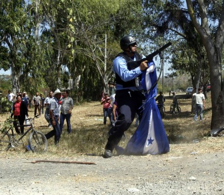 Con piedras y palos pobladores se enfrentaron a policías por el alcalde