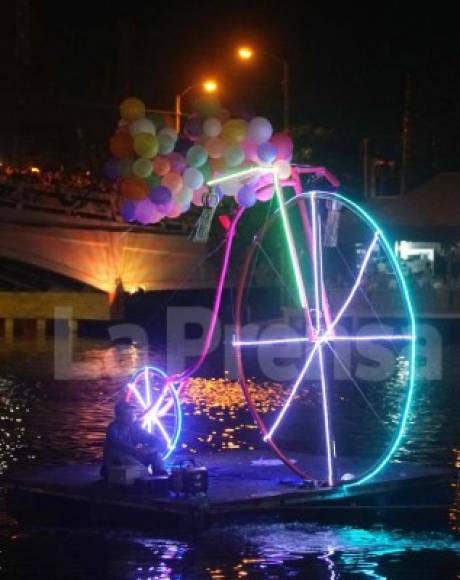 Más de 20 mil personas se apostaron en el puente sobre la laguna de Alvarado para observar el espectáculo.