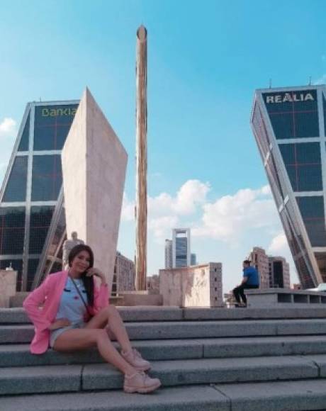 Puestos en España Iroshka y Salvador visitaron varios sitios turísticos como El Paseo de la Castellana, La Plaza de Castilla y también en el Estadio Santiago Bernabeu.