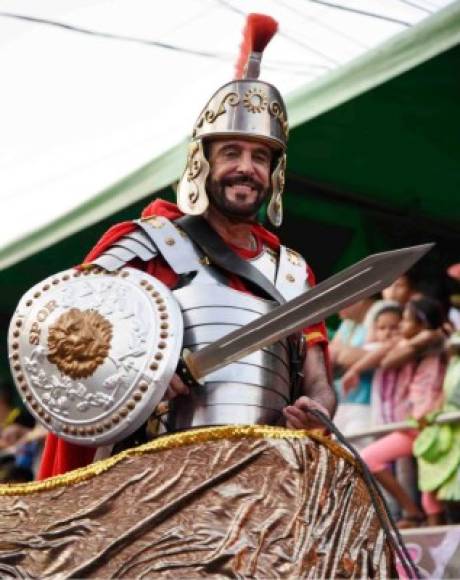 Eduardo Zablah siempre llama la atención en el desfile