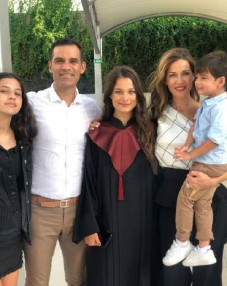 En las imágenes se puede ver a Manuela con su mamá, su hermano Leonardo Márquez Michel, el actual esposo de Michel, Rafael Márquez, y a la hija de éste, Rafaela.<br/><br/><br/>