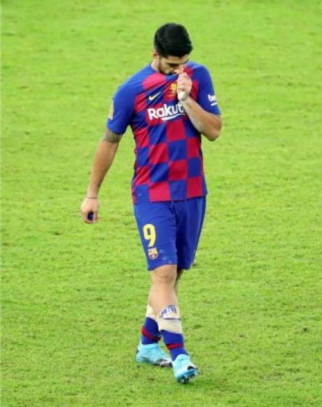 Luis Suárez, triste se fue de la cancha al final del partido.